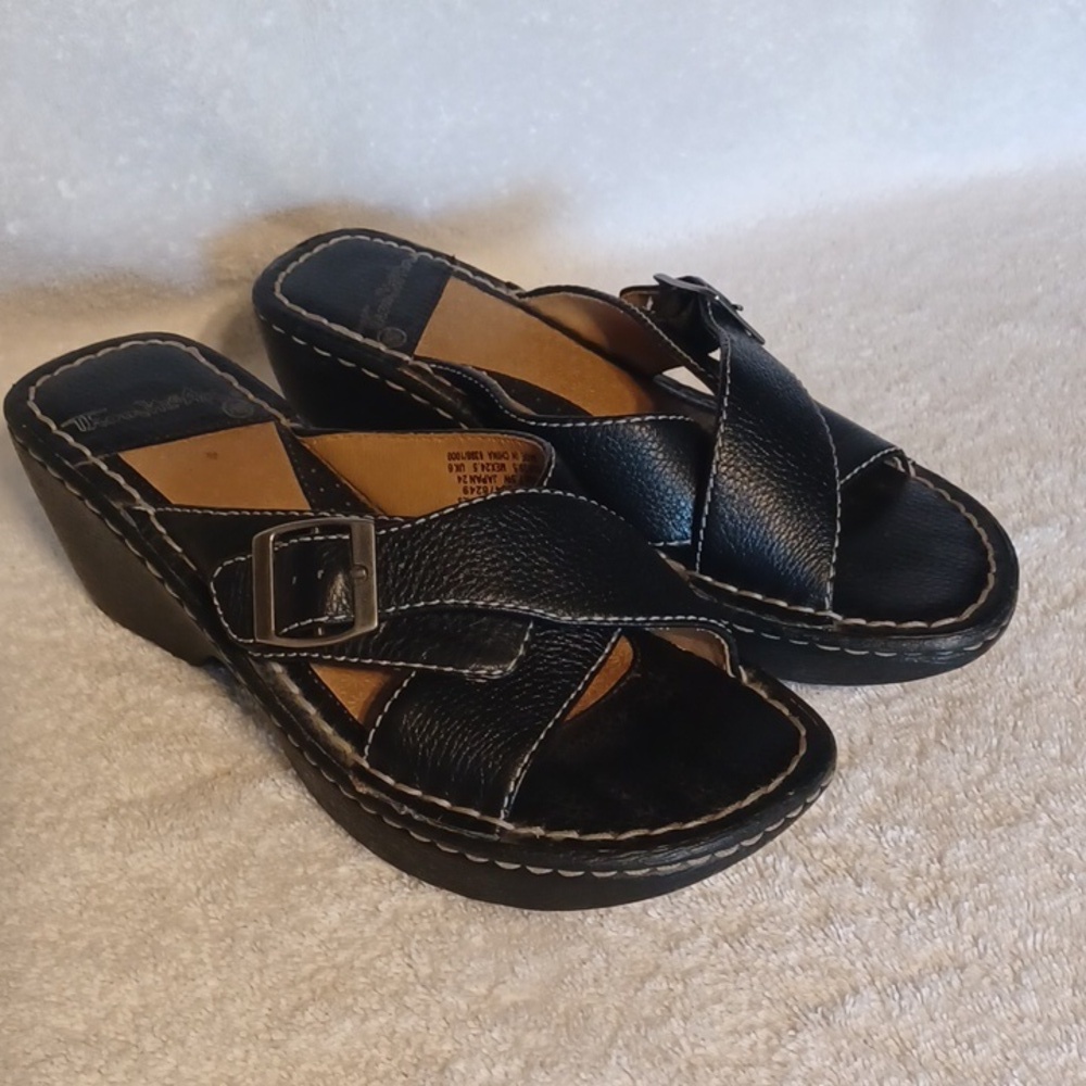 Thom McAn wedge sandals leather uppers women's size 7.5 Wide